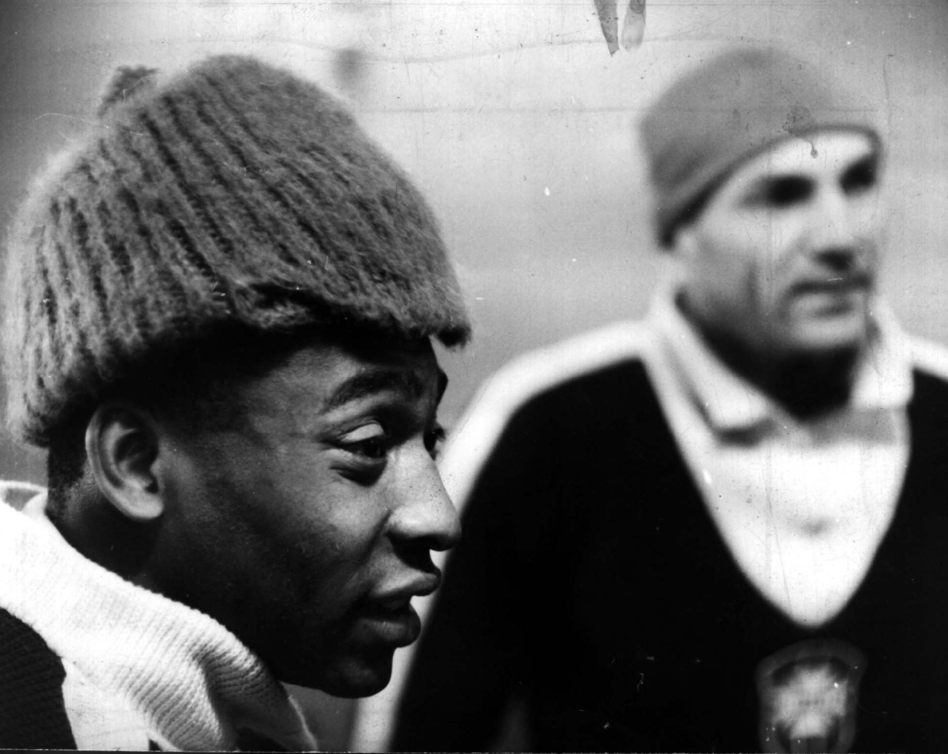 11/05/1962 - Pelé, ao lado do preparador físico Paulo Amaral, na concentração da seleção brasileira em Viña del Mar, antes da semifinal contra o Chile, no Mundial de 1962. - Estadão Conteúdo