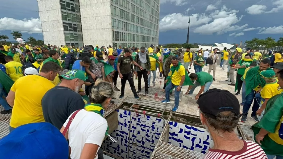 Manifestantes bolsonaristas realizam atos de vandalismo em inconformismo com resultado das eleições - Leonardo Martins/UOL