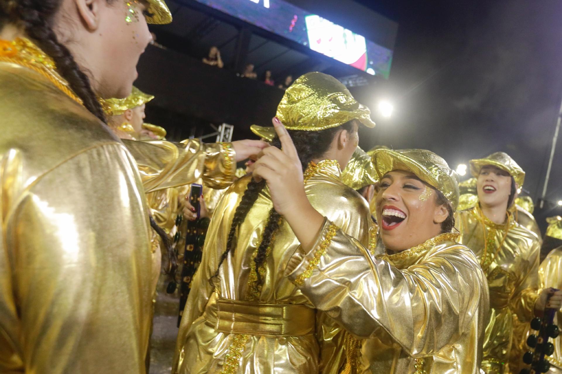 Bateria da escola representa os 'apitos de ouro' - Ricardo Matsukawa/UOL