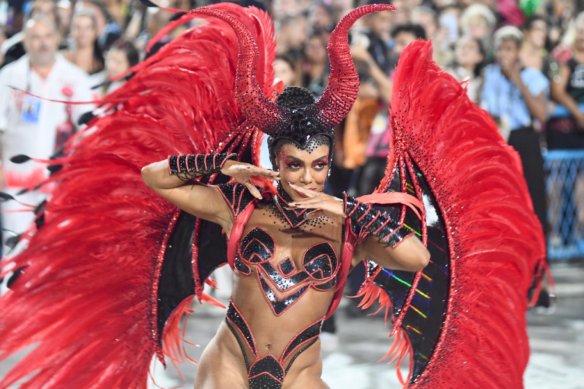 Dandara Mariana desfilando com o Salgueiro - Lucas Landau/ UOL