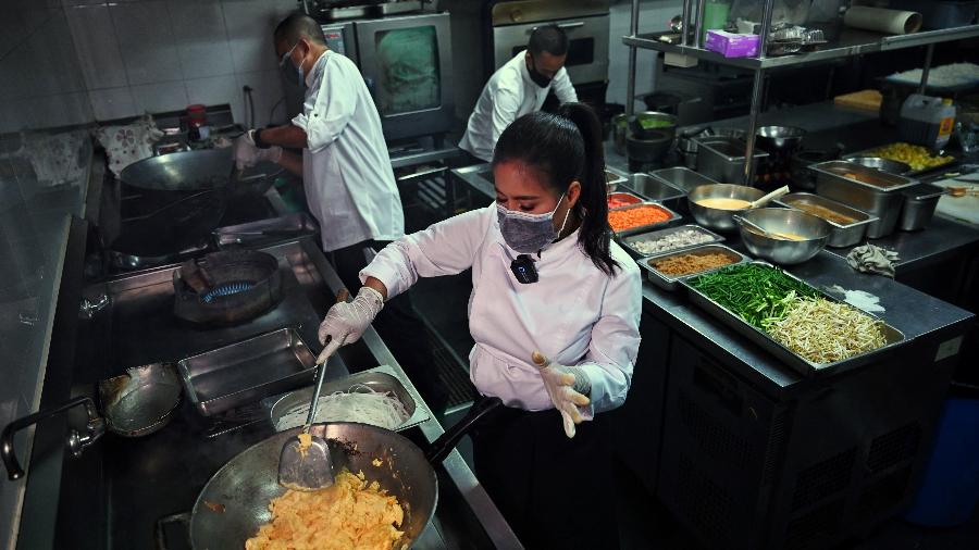 Restaurantes Michelin em Bangcoc distribuem comida para comunidades carentes - AFP