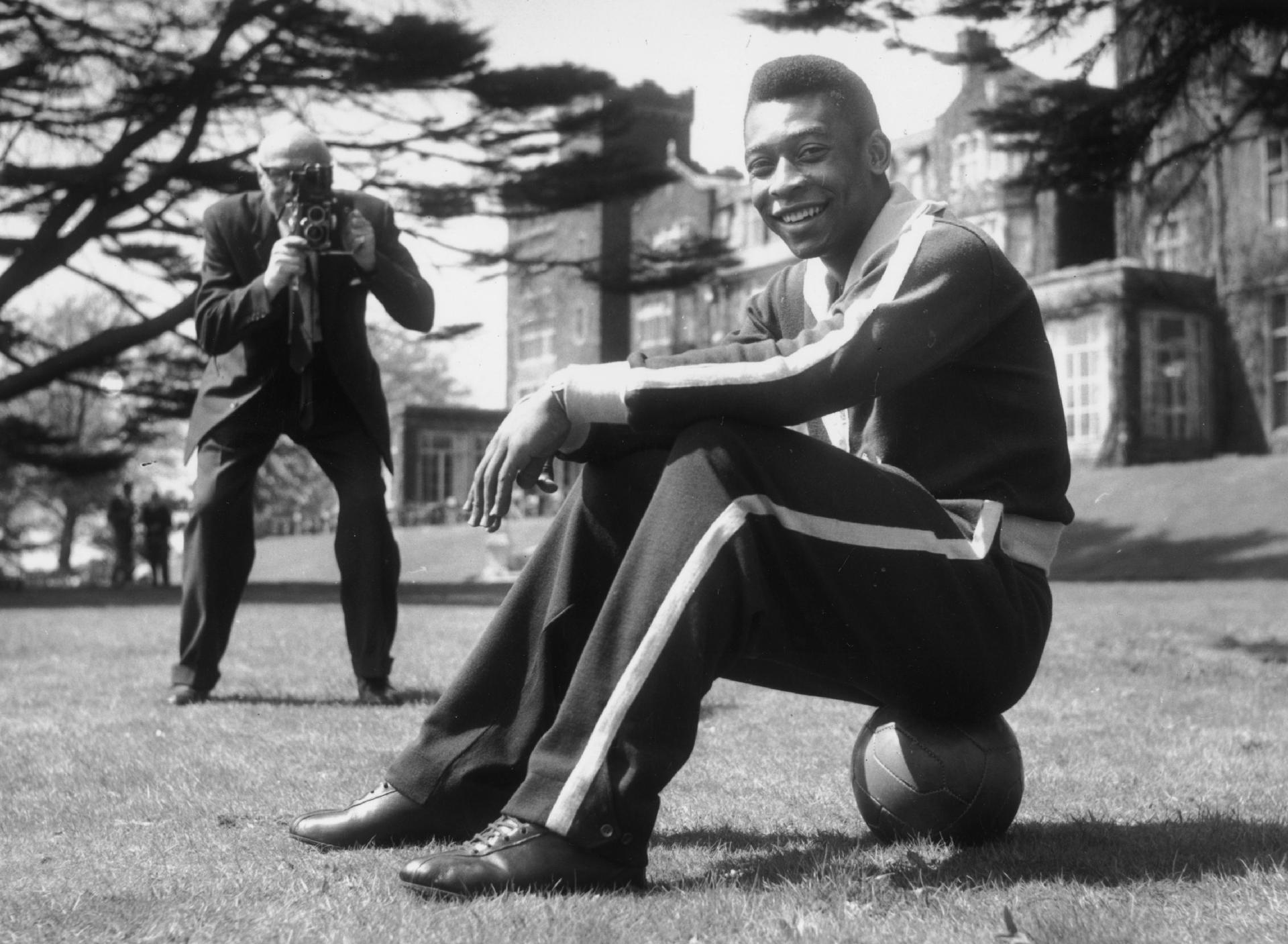 07.mai.1963 - Pelé sentado em uma bola no Selsdon Park Hotel, onde os jogadores da seleção brasileira se hospedaram antes de enfrentarem a Inglaterra no estádio de Wembley. - John Pratt/Getty Images