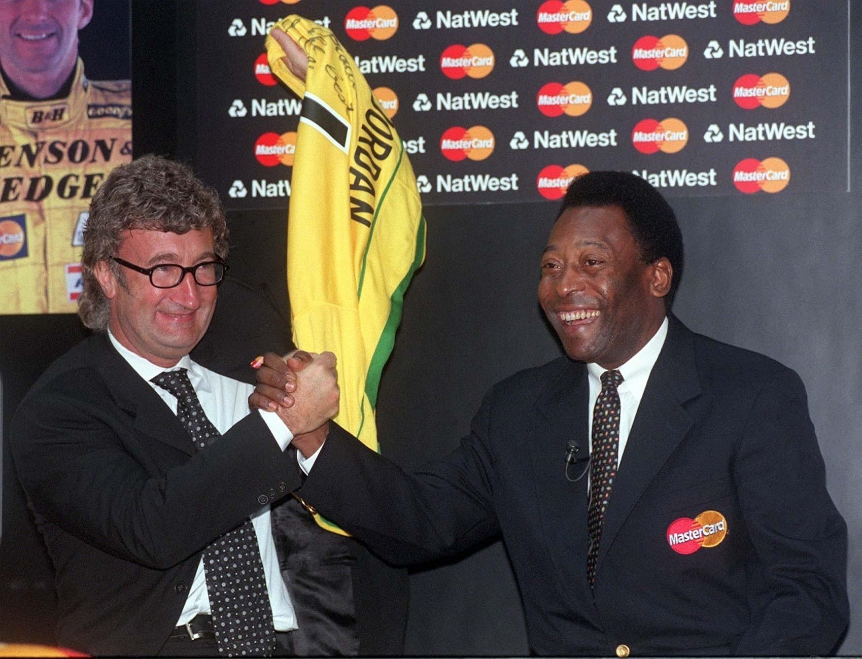 06.nov.1998 - O empresário do automobilismo Eddie Jordan ao lado de Pelé durante sessão de fotos na Golden Square, em Londres. - Sean Dempsey/Getty Images