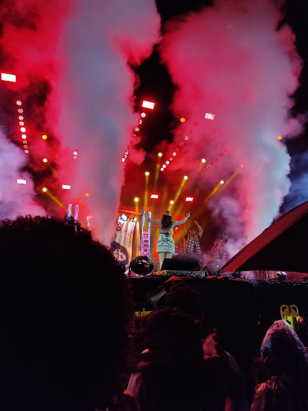 Naiara Azevedo sobe ao palco em Aracaju pela primeira vez no Arraiá do Povo