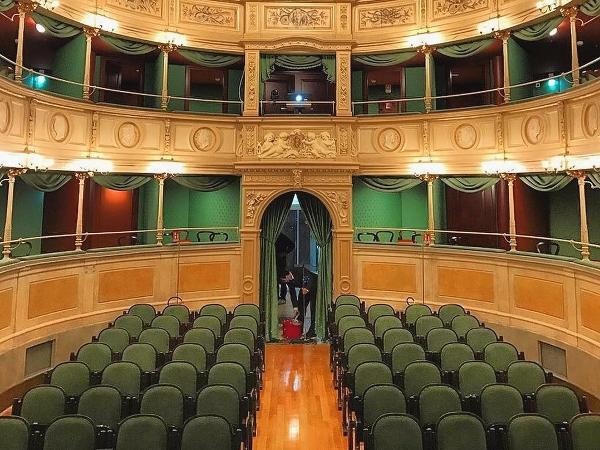 Teatro Gerolamo, em Milão, Itália - THE DESIGN PRIZE/accidentallywesanderson.com