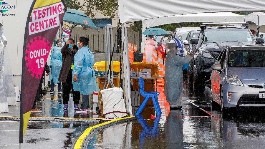 15.mar.21 - Motoristas em fila para serem testados em posto de exames da covid, em Auckland (Nova Zelândia) - DAVID ROWLAND/AFP