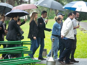 Cesar Tralli, Ticiane Pinheiro e Rafaela Justus e o pai do jornalista no funeral de Edna Tralli - Reprodução