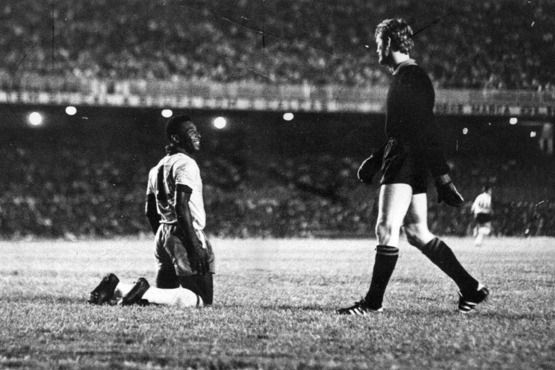01/12/1969 - Ajoelhado no ataque, Pelé sorrir para o goleiro da seleção de minas durante amistoso da Seleção Brasileira. Preparando-se para a Copa do México, a Seleção venceu por 2 a 1, um dos gols foi marcado pelo camisa 10. - Estadão Conteúdo