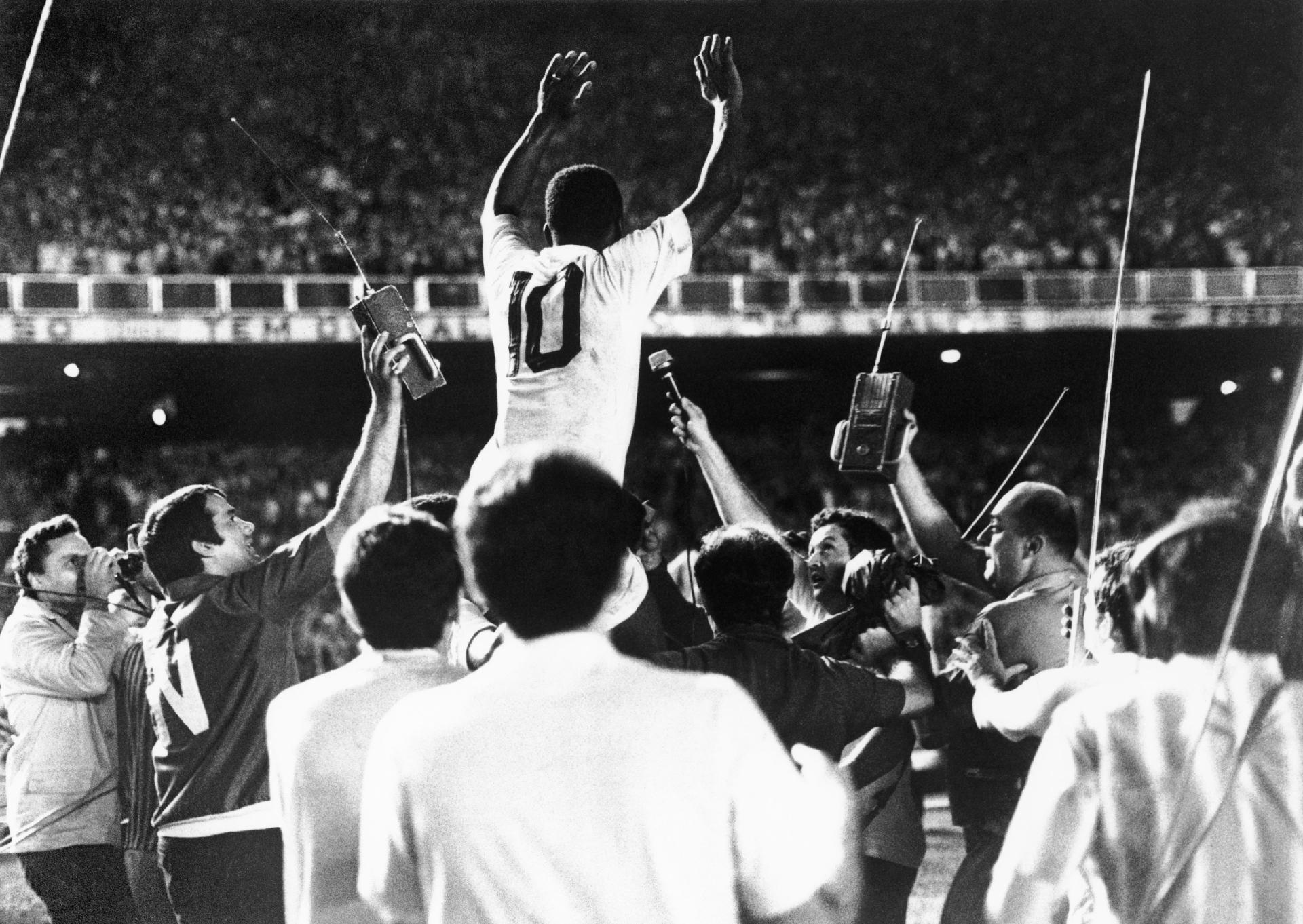 Pelé é carregado nos ombros e ovacionado pela torcida no Maracanã, no Rio, após marcar seu gol de número 1000. - Estadão Conteúdo