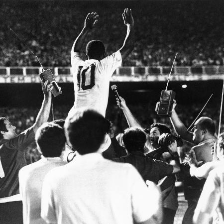Pelé é carregado nos ombros e ovacionado no Rio após marcar seu gol de número 1000