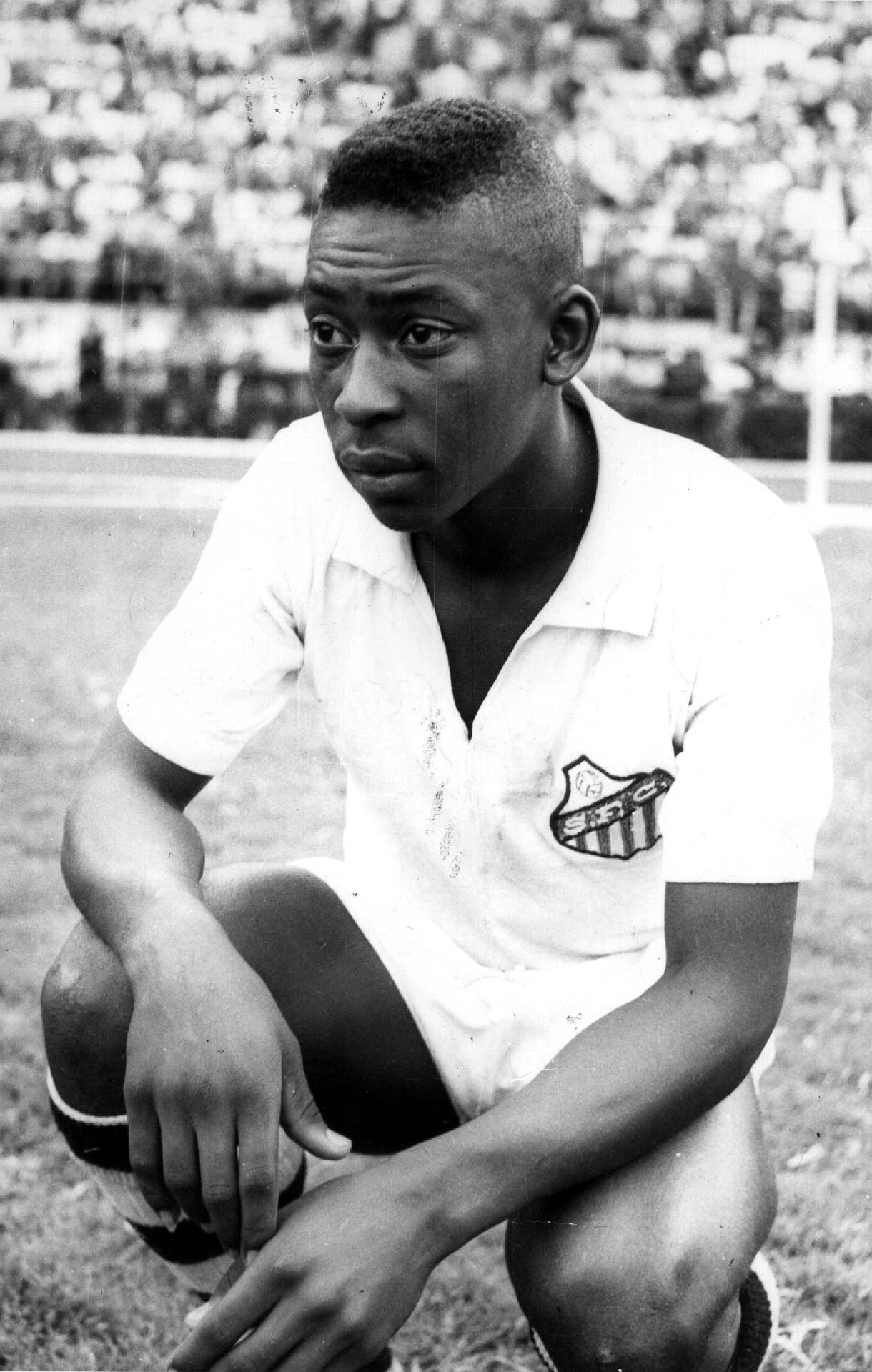 Pelé, no início da carreira no Santos, clube que passou a defender em 1956. No ano seguinte, 1957, já foi o maior goleador do campeonato paulista, marcando 17 vezes e se tornando o mais jovem artilheiro da história da competição. - Estadão Conteúdo