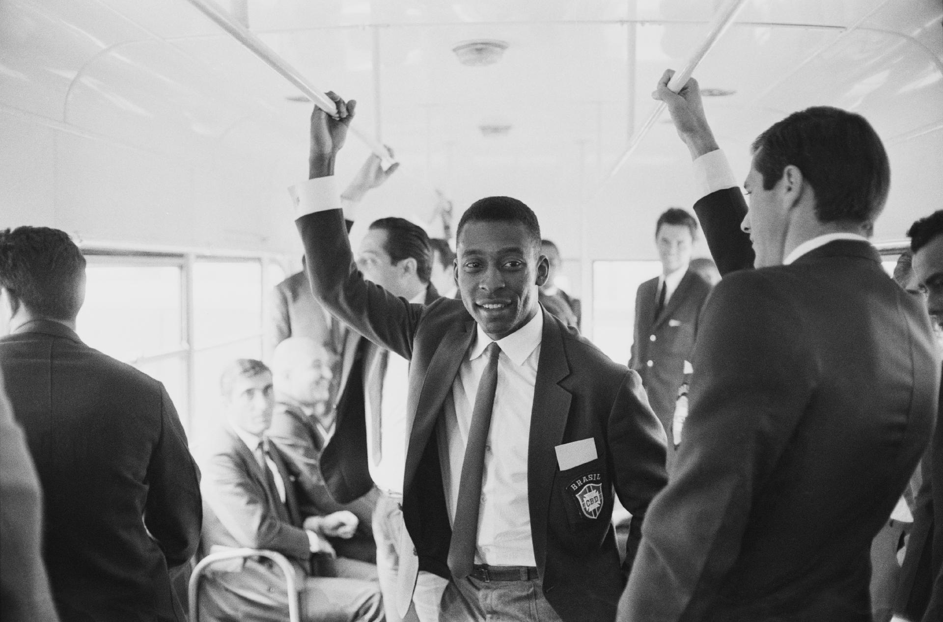 Pelé ao lado dos demais jogadores do Brasil quando chegaram no Reino Unido para disputar a Copa do Mundo de 1966 que ocorreu no país europeu. - Len Trievnor/Getty Images