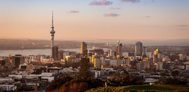 Nova Zelândia alivia restrições para residência em meio a debandada recorde