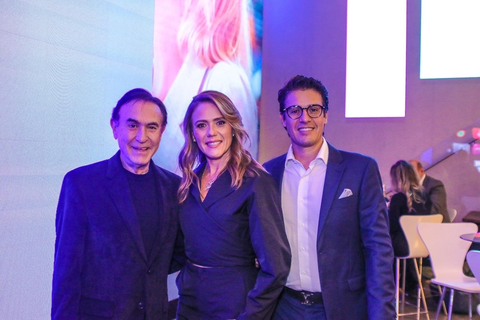 amaury-jr-izabella-esper-e-tiago-brito-1685478551666_v2_1600x1067 WE Super OOH, o maior veículo de mídia DOOH em grandes formatos - 30/05/2023