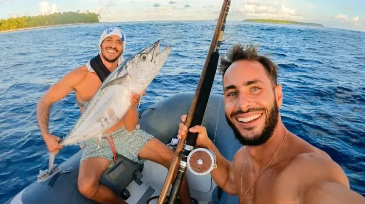 Lucas e Neto pescando a refeição em alto-mar - Arquivo pessoal - Arquivo pessoal
