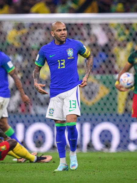 Daniel Alves em ação pelo Brasil na partida contra Camarões, pelo grupo G - Markus Gilliar - GES Sportfoto/Getty Images
