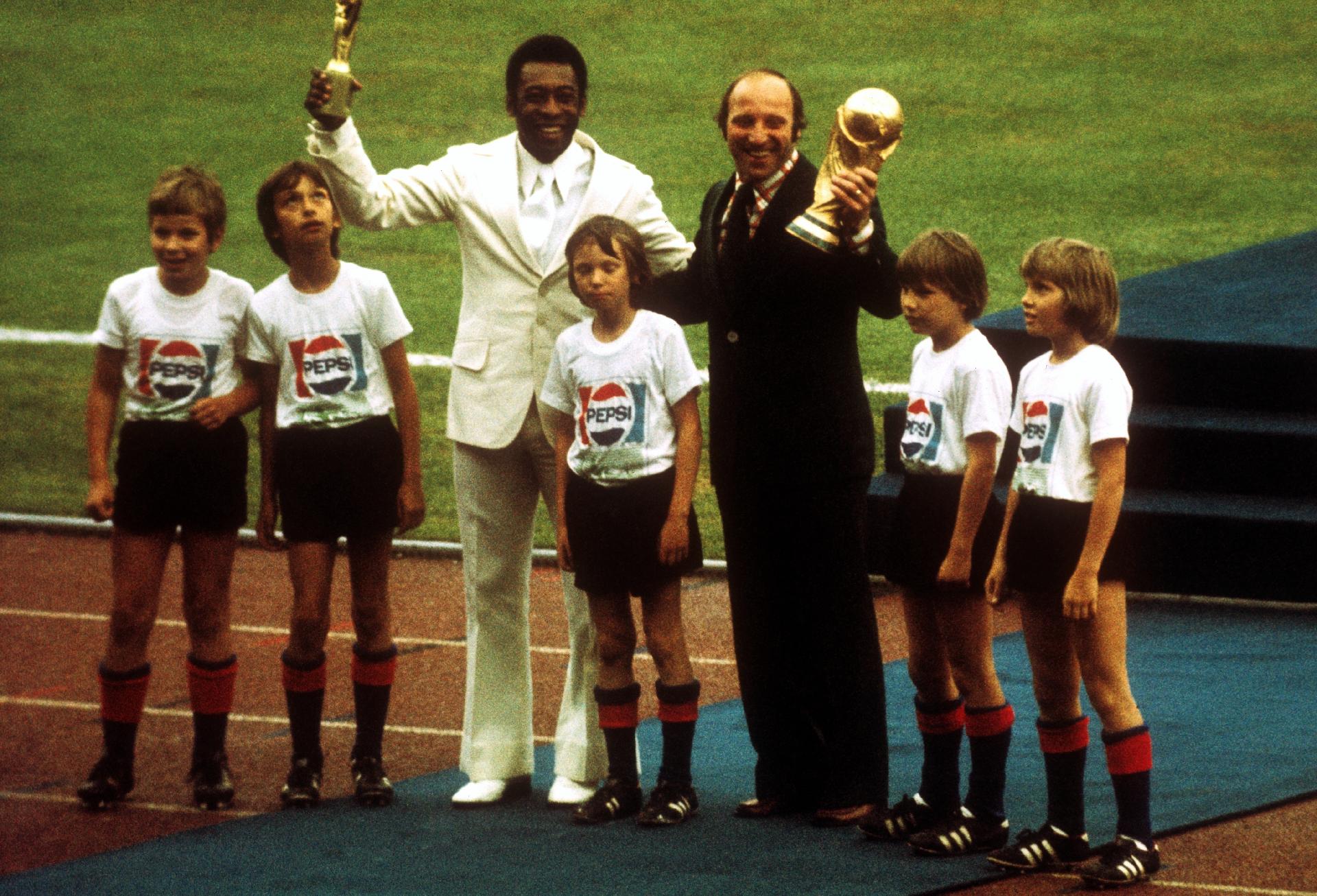 Pelé ao lado do ex-atleta alemão Uwe Seeler durante a cerimônia de abertura da Copa do Mundo de 1974, no estádio Waldstadion, em Frankfurt. - Getty Images