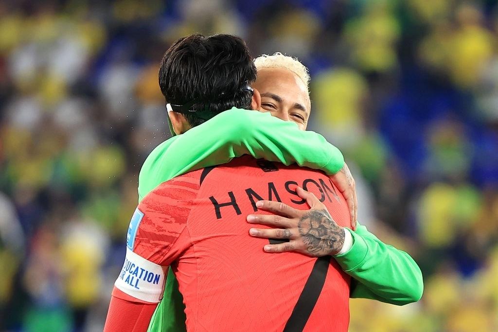 Neymar, from Brazil, and Son, from Korea, embrace before the match for the round of 16 of the Cup - Buda Mendes/Getty Images