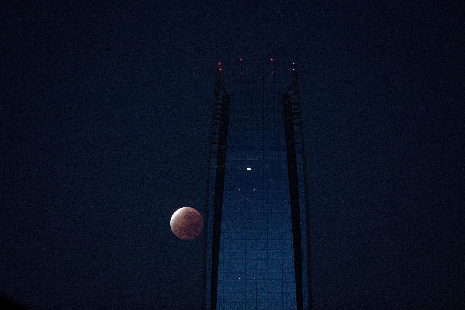 Eclipse parcial de Luna cerca del edificio Gran Torre en Santiago, Chile - Pablo Sanhueza / Reuters