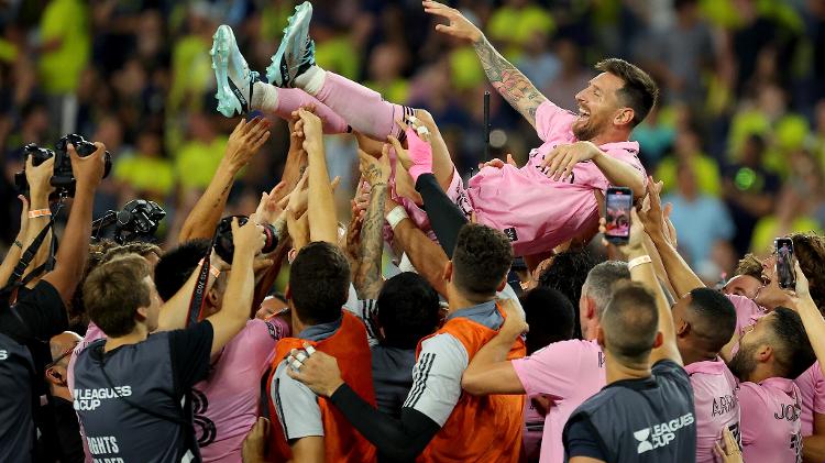 Lionel Messi é levantado no ar por seus companheiros do Inter Miami após vencer a final da Copa da Liga 2023