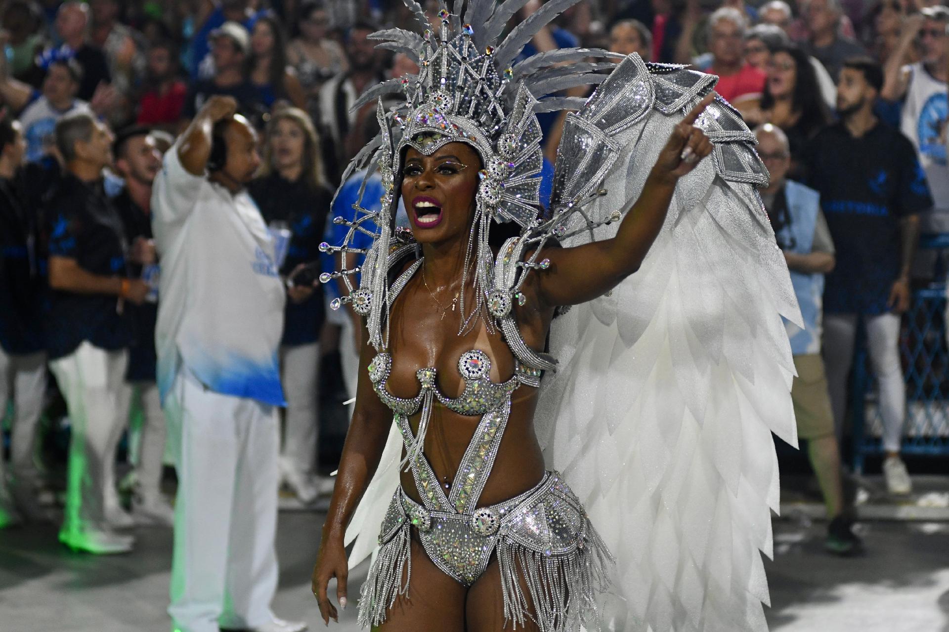 O combate ao racismo, a importância do feminismo e os movimentos que buscam por moradia para todo também foram lembrados na avenida - Lucas Landau/ UOL