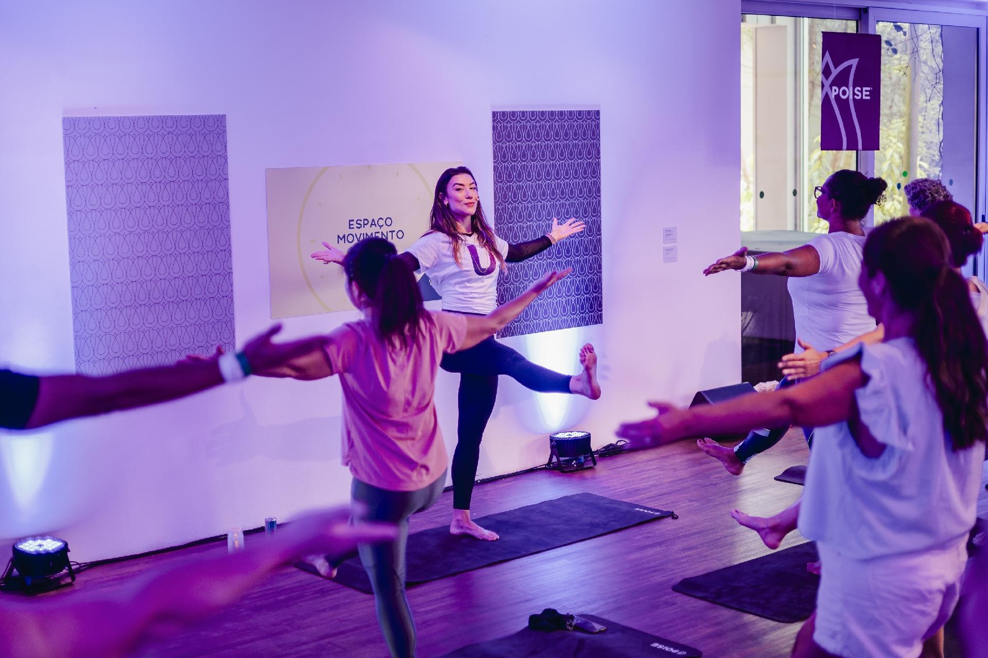 Aula de ioga oferecida ao público durante o VivaBem no Seu Tempo - Vans Bumbeers/UOL