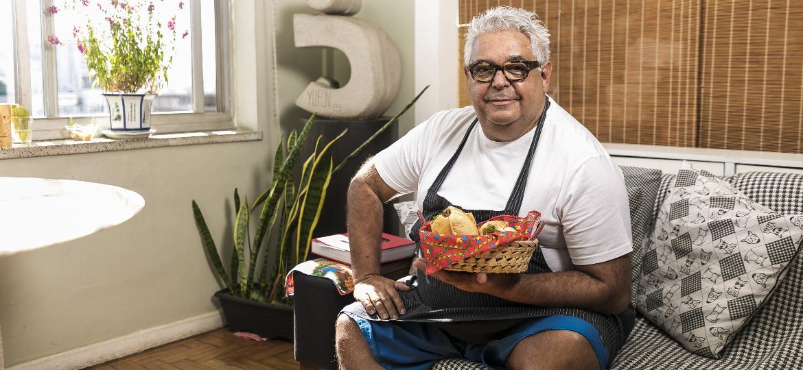 O chef paraibano Carlos Ribeiro apresenta o buraco quente de picadinho, tradição da sua família - Keiny Andrade/UOL