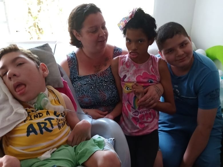 Ela adotou duas crianças com deficiência: "Não é um bicho de sete cabeças"