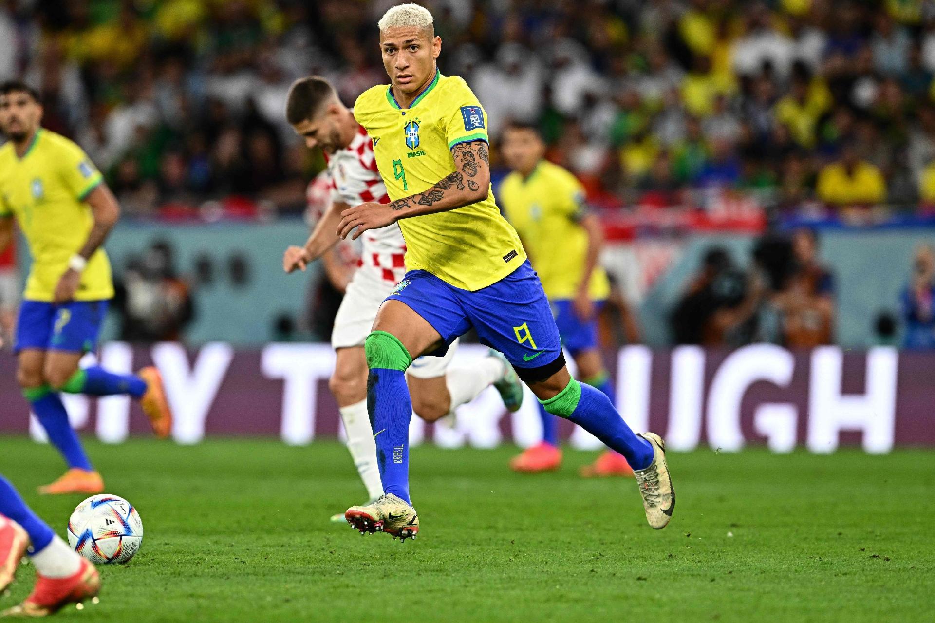 Richarlison em ação pelo Brasil durante partida contra a Croácia na Copa - GABRIEL BOUYS / AF