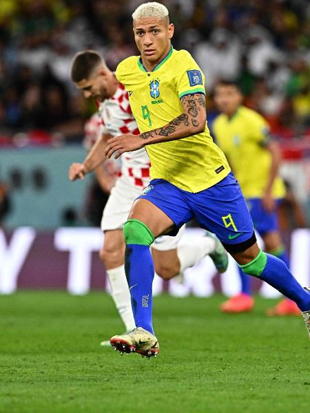 Richarlison em ação pelo Brasil durante partida contra a Croácia na Copa - GABRIEL BOUYS / AF