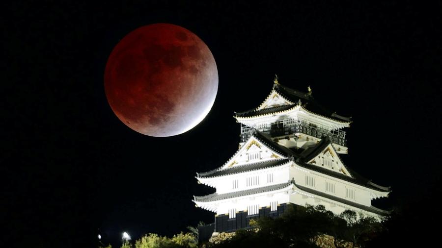 Eclipse lunar parcial observado no Castelo de Gifu, na região central do Japão, em 2021
