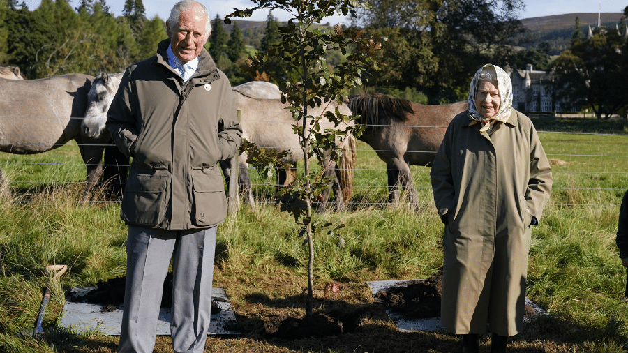 A rainha Elizabeth e o príncipe Charles em Balmoral - Reprodução/Twitter