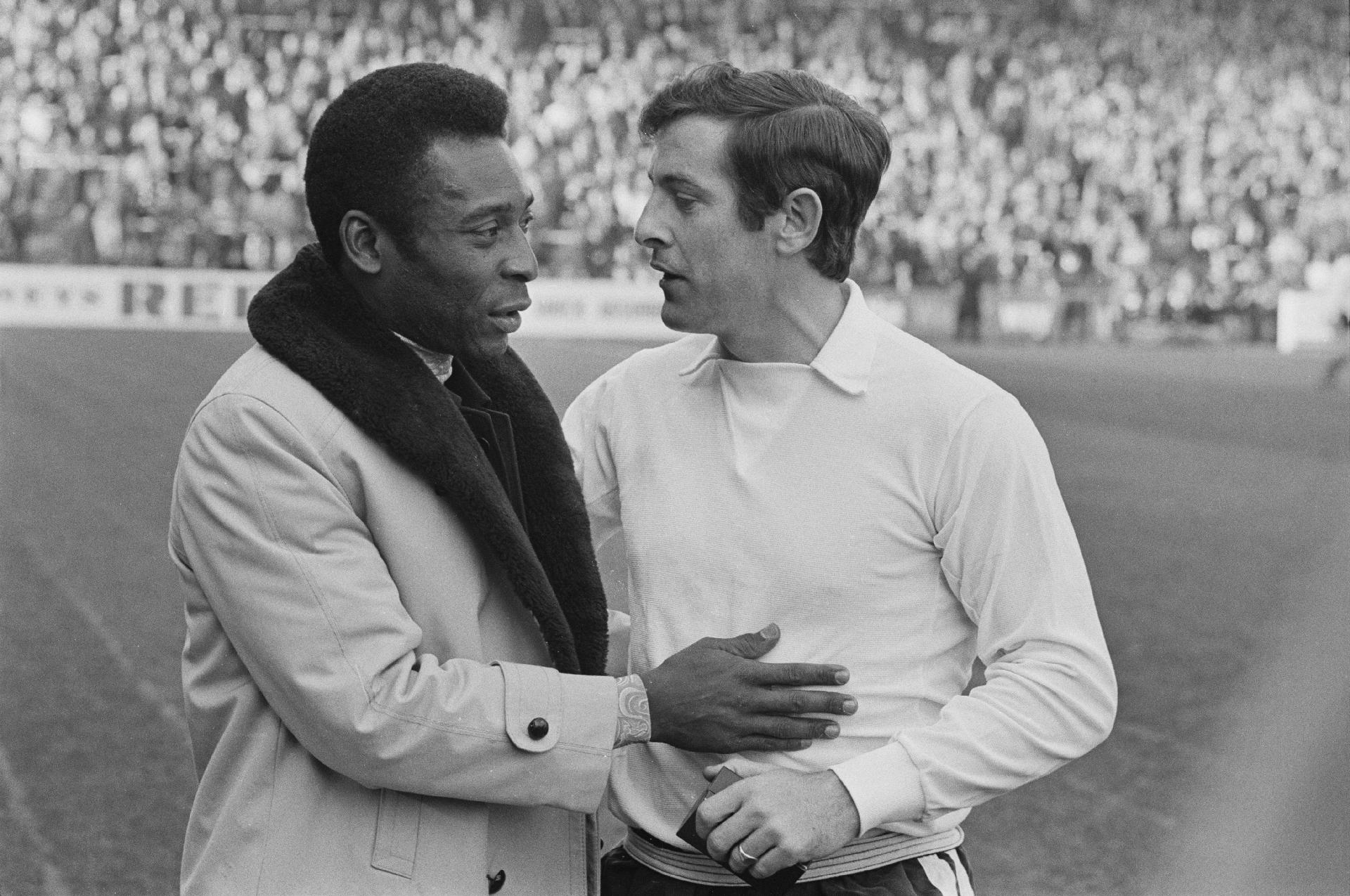 12.mar.1973 - Pelé ao lado do jogador inglês Alan Mullery, em Londres. - Steve Wood/Getty Images