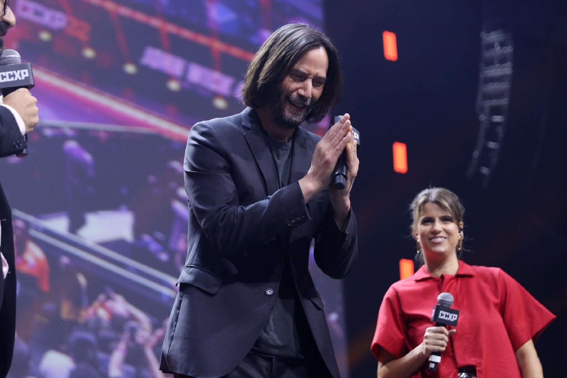 Keanu Reeves agradecendo o público no terceiro dia de CCXP 22 - Lucas Ramos / Brazil News