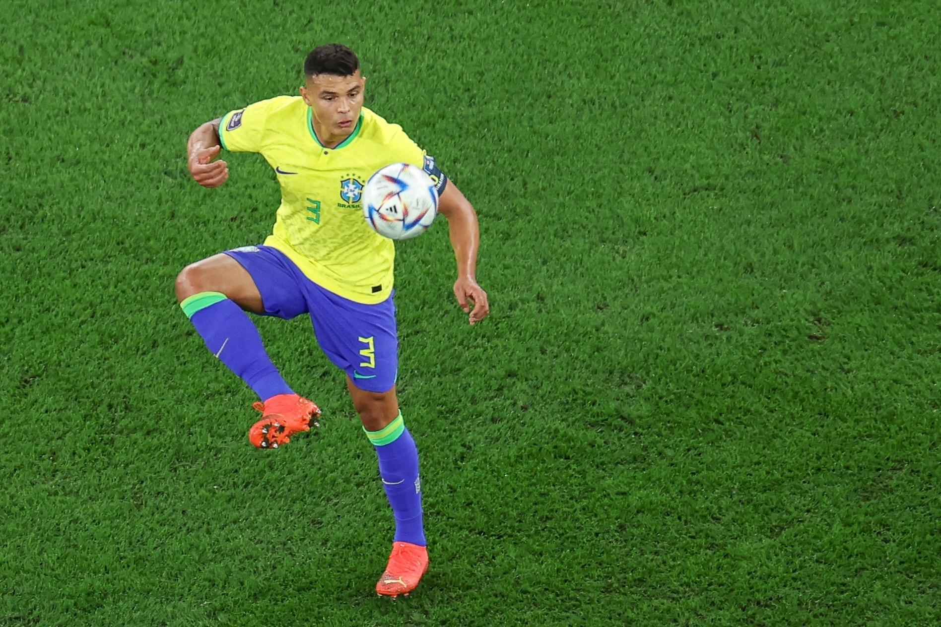Thiago Silva domina a bola durante partida conta a Croácia na Copa - GIUSEPPE CACACE / AFP