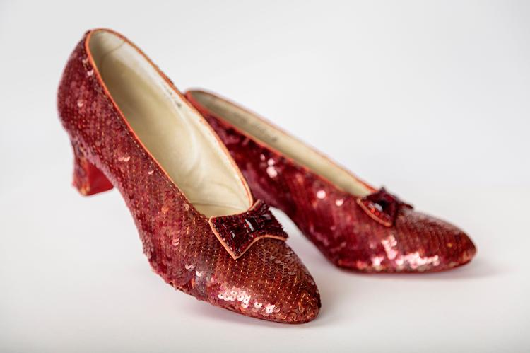 Os sapatos vermelhos da Dorothy vivida por Judy Garland em 'O Mágico de Oz' (1939)