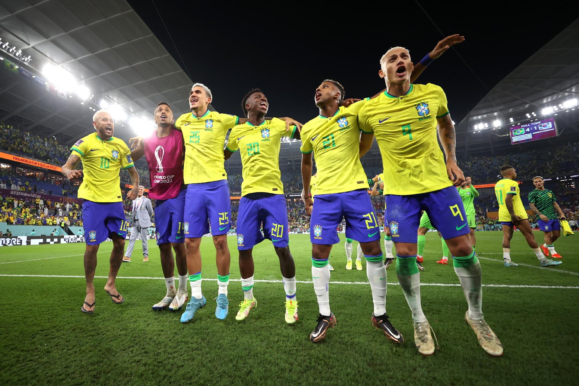 Players were thrilled with qualifying for the round of 16.  Brazil returns to the field this Friday (9), at 12h (Brasília time).  - Hector Vivas - FIFA via Getty Images