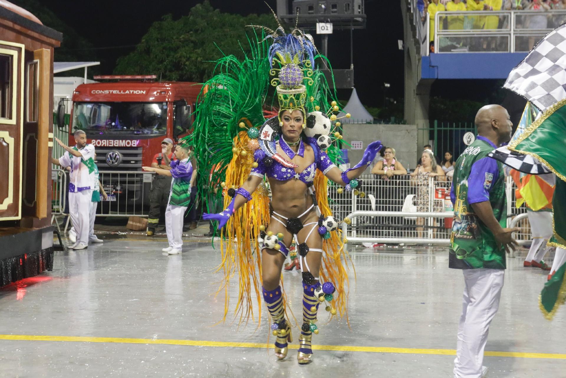 Vila Maria honra história do bairro e da escola em samba-enredo - Ricardo Matsukawa/UOL