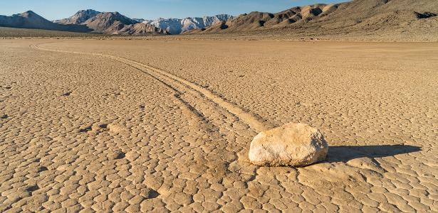 Pedras se movem sozinhas no deserto: como cientistas desvendaram o mistério