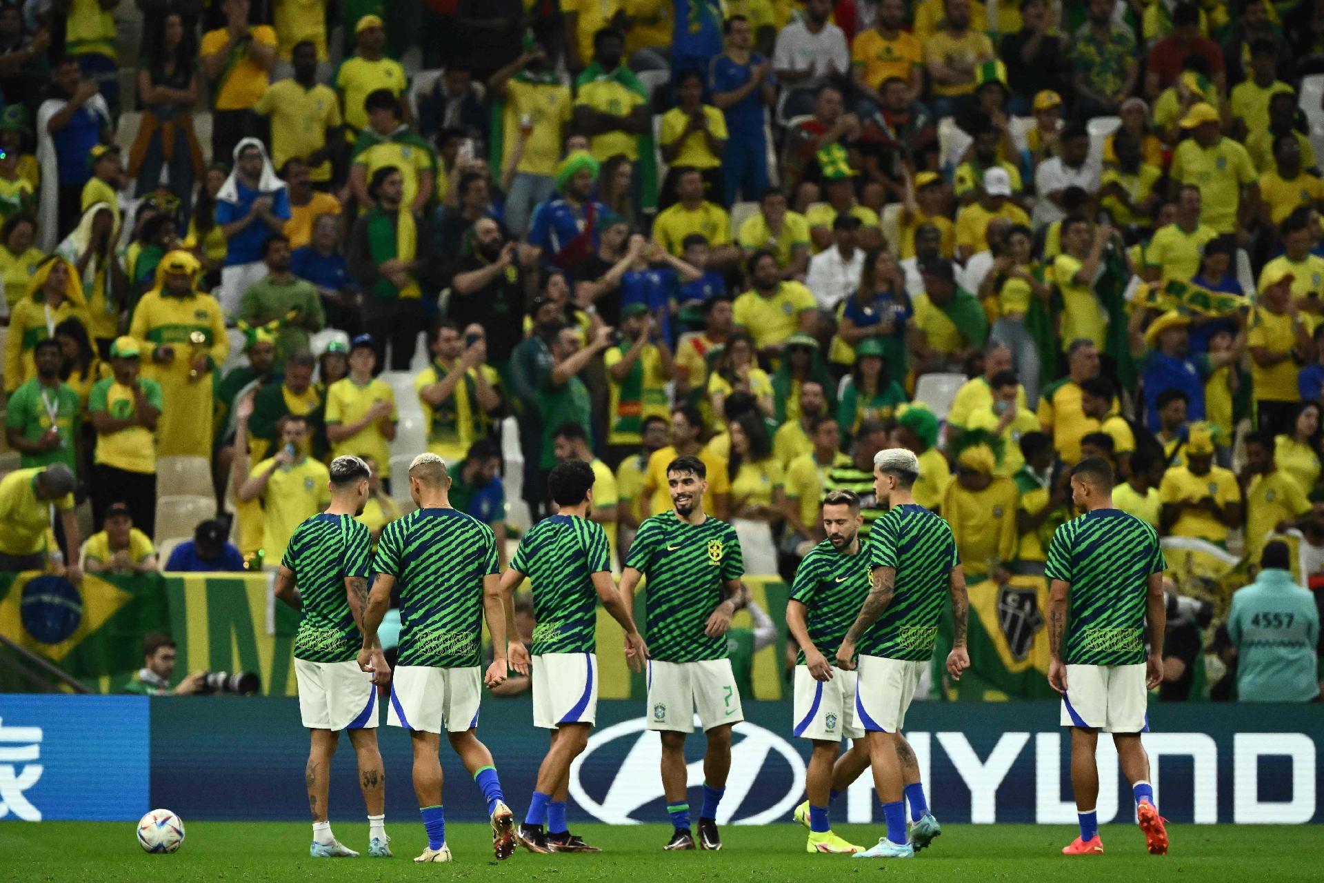 Brazilian players warming up before the match against Cameroon - Jewel SAMAD / AFP
