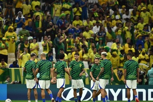 Jogadores do Brasil no aquecimento antes da partida contra Camarões - Jewel SAMAD / AFP