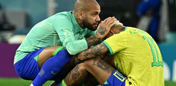 Dani Alves nega preferência por Neymar na cobrança de falta - Lance!
