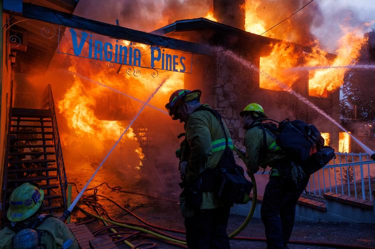 O Virginia Pines Apartments em Altadena tomado pelas chamas