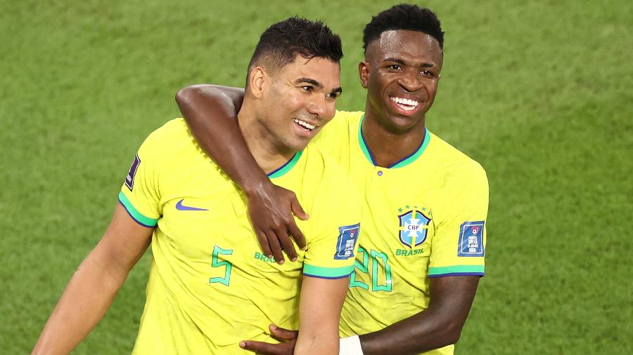 Casemiro e Vinicius Junior comemoram após gol do volante na partida entre Brasil e Suíça pela Copa do Mundo do Qatar - Robert Cianflone / Equipe