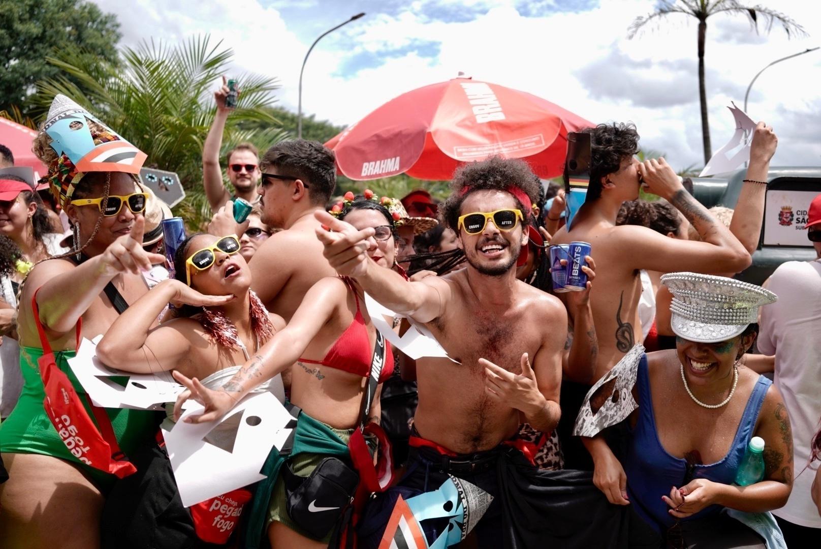 Foliões animimados no bloco 'Navio Pirata - BaianaSystem', em São Paulo - Andre Porto/UOL