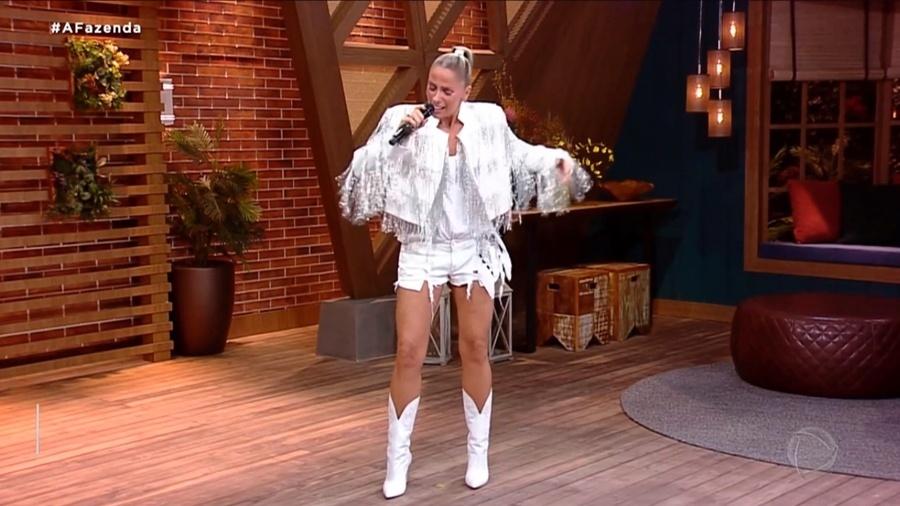 A Fazenda 2022: Galisteu apostou em botas brancas no look - Reprodução/Playplus