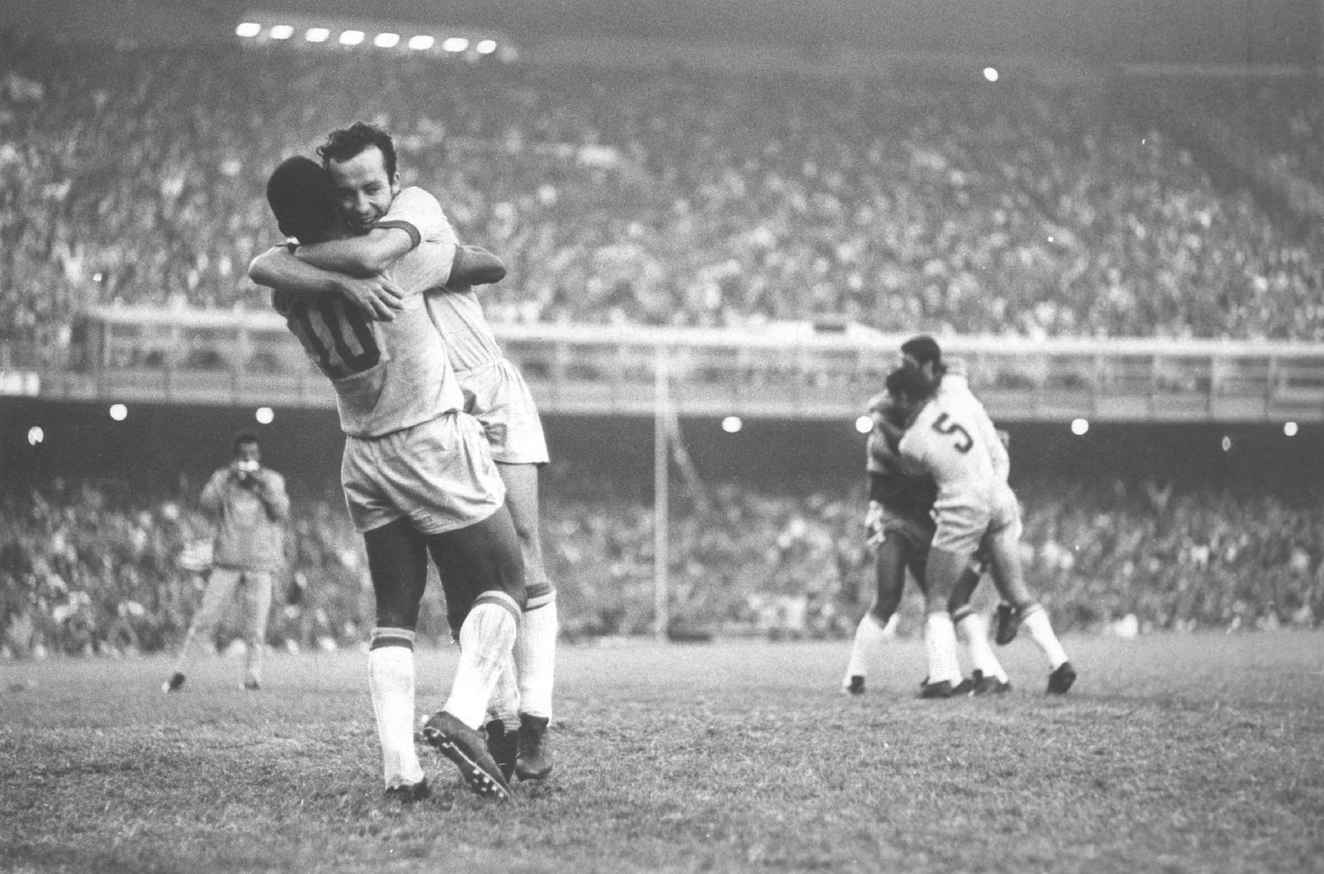 31.ago.1969. Pelé abraça Tostão no Maracanã. Na ocasião, o Brasil venceu o Paraguai por 1 a 0 em partida válidas pelas eliminatórias para a Copa do Mundo de 1970. - Estadão Conteúdo