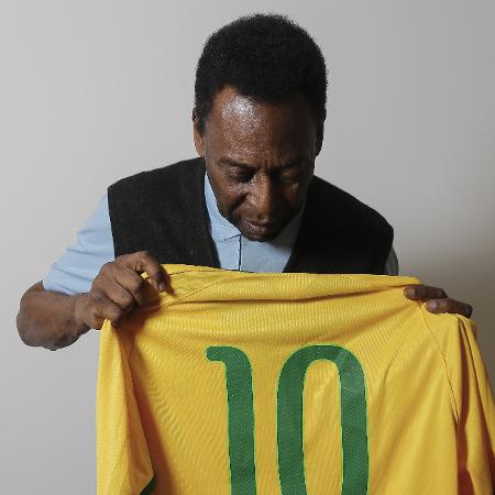 Pelé, posa com camisa 10, da seleção brasileira, em 2014