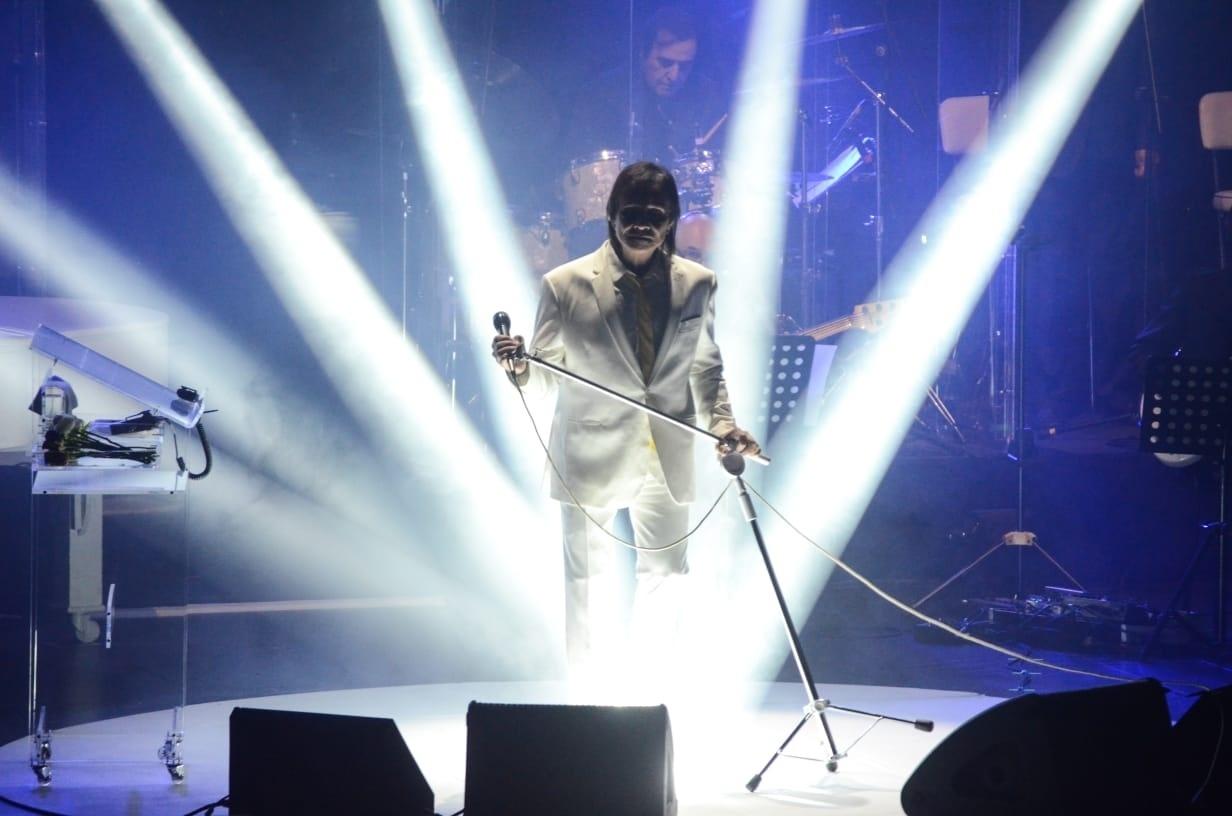 Roberto Carlos fazendo show em seu cruzeiro Emoções em Alto Mar - Divulgação/ Filipi Dahrlan