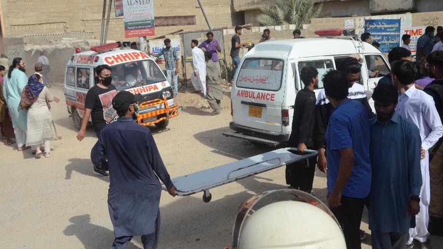 Esforços de resgate em Karachi, no sul do Paquistão, após queda de avião - Anadolu Agency via Getty Images